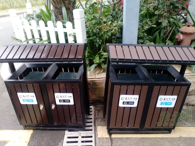 屋形鋼木分類(lèi)垃圾桶戶(hù)外擺放圖