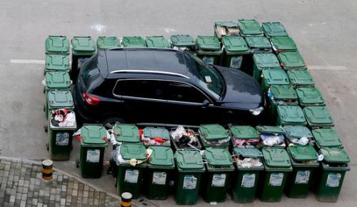 汽車被垃圾桶包圍是被惡搞還是得罪人了？