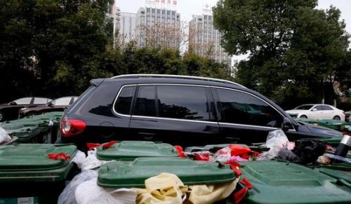 汽車被垃圾桶包圍是被惡搞還是得罪人了？